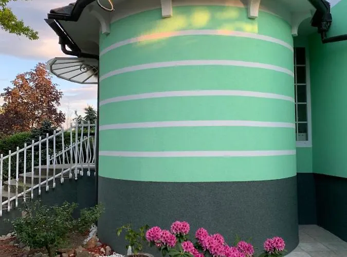 アパート With Heated Outdoor Pool レスツェ