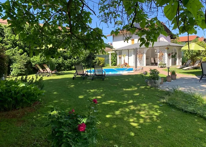 アパート With Heated Outdoor Pool