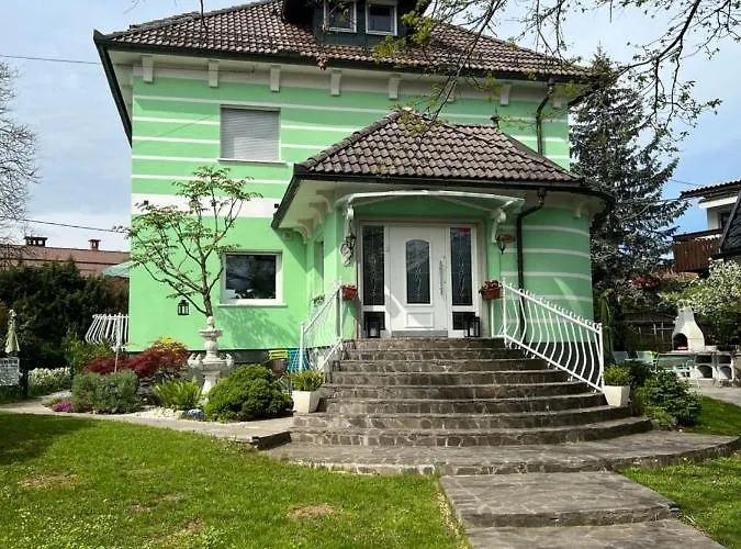 With Heated Outdoor Pool レスツェ