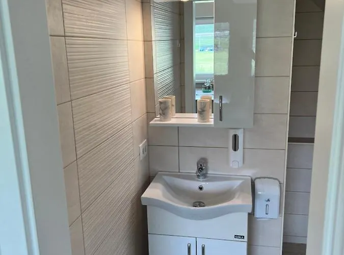 アパート With Heated Outdoor Pool レスツェ